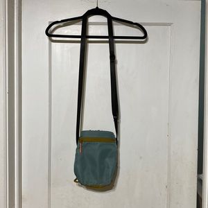 EUC LULULEMON CROSSBODY WATER BOTTLE BAG